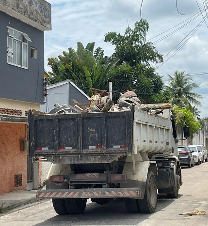 Ação da PM em São Gonçalo prende traficante, remove barricadas e apreende arma e drogas